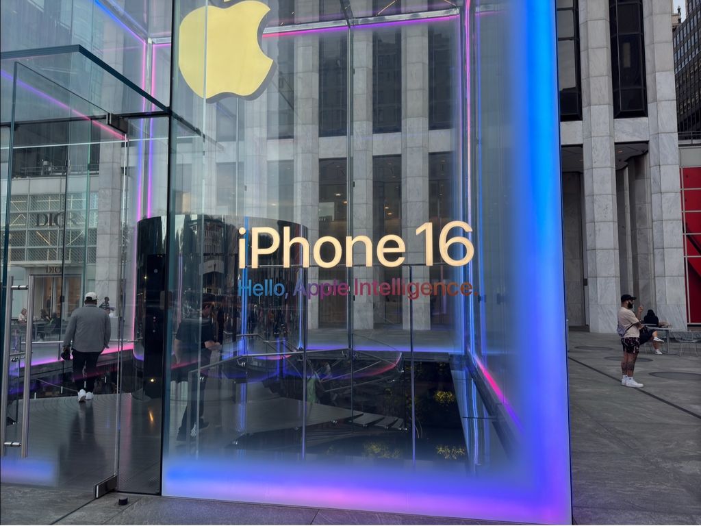 苹果 iPhone 16 / Pro 系列线下发售概览：第五大道店上演灯光秀，多地未现排队长龙